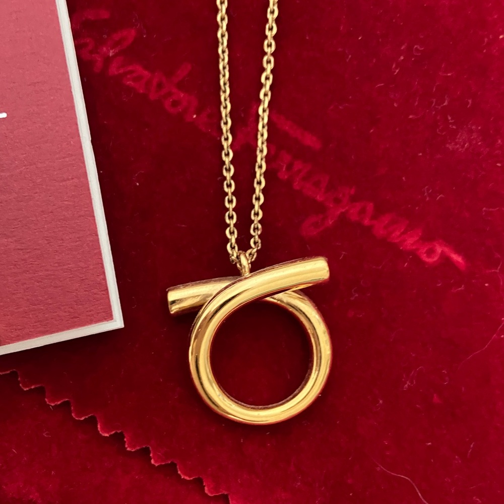 Ferragamo
Gancini pendant necklace